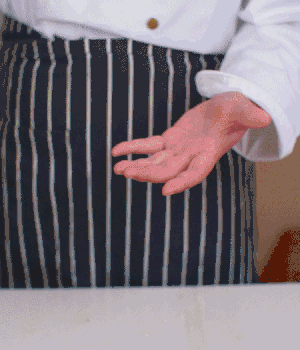 小蔥切碎，淡火腿切碎。