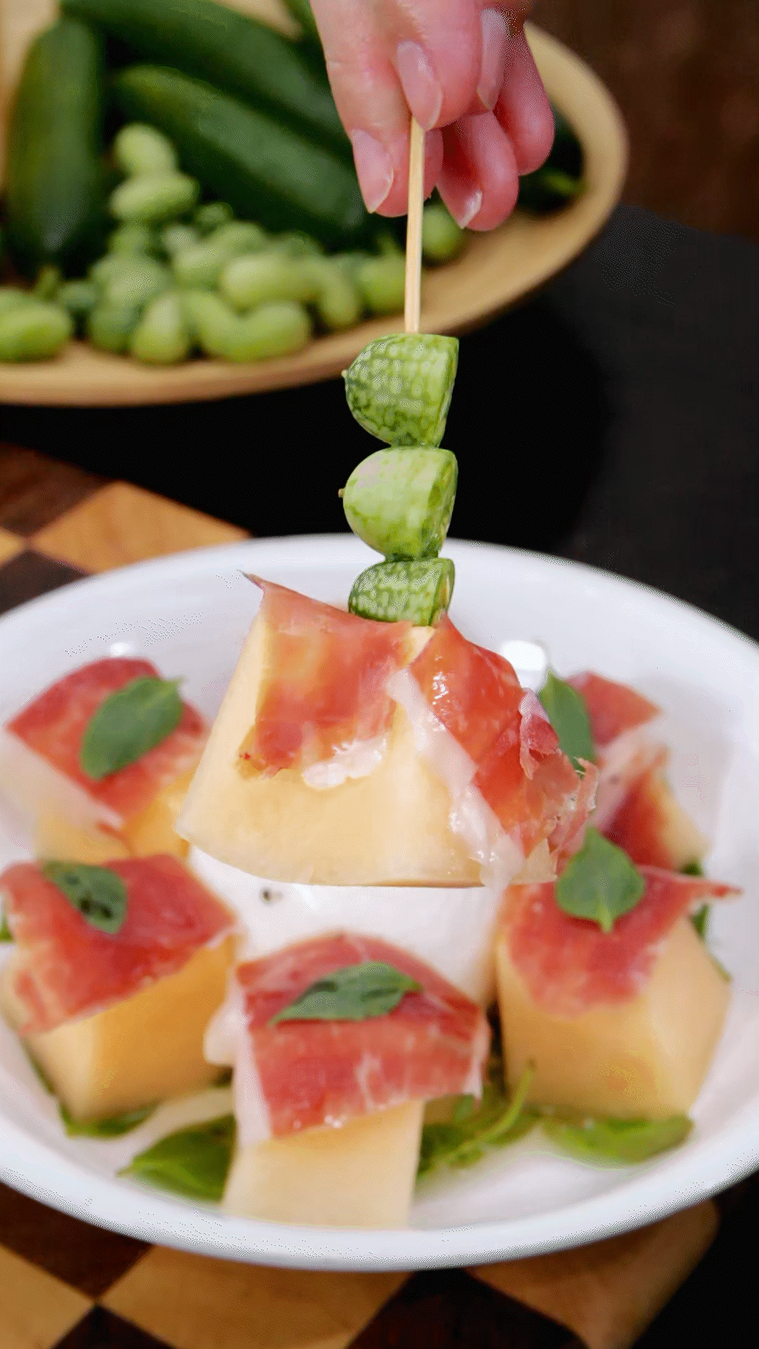 依次放上：布拉塔奶酪球、密瓜和巴瑪火腿