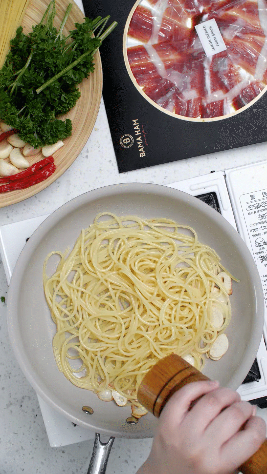 起鍋燒水，水開加入1勺橄欖油和1勺鹽，煮開后放入意面，水再次煮開后轉(zhuǎn)中小火，5號面約8-10分鐘
