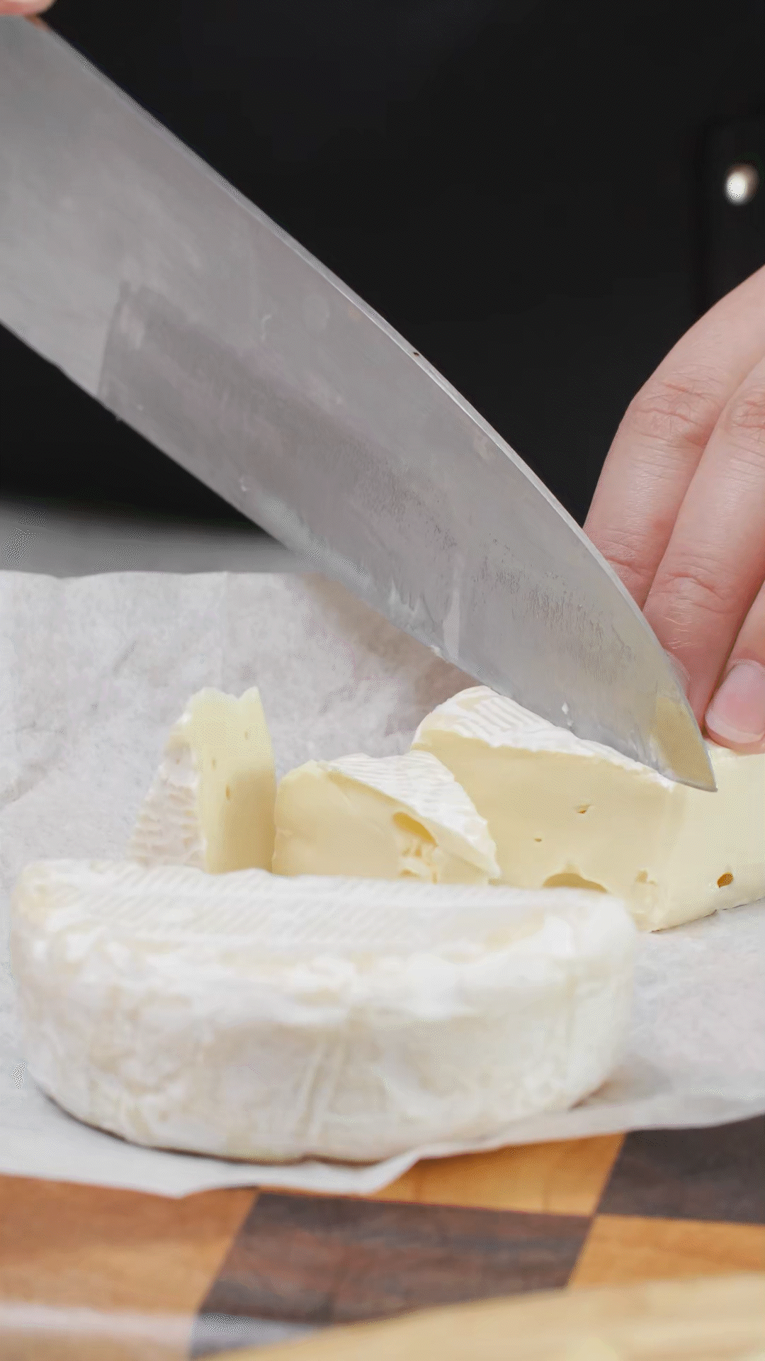 ①布里奶酪切塊、蘇打餅干掰成合適大小