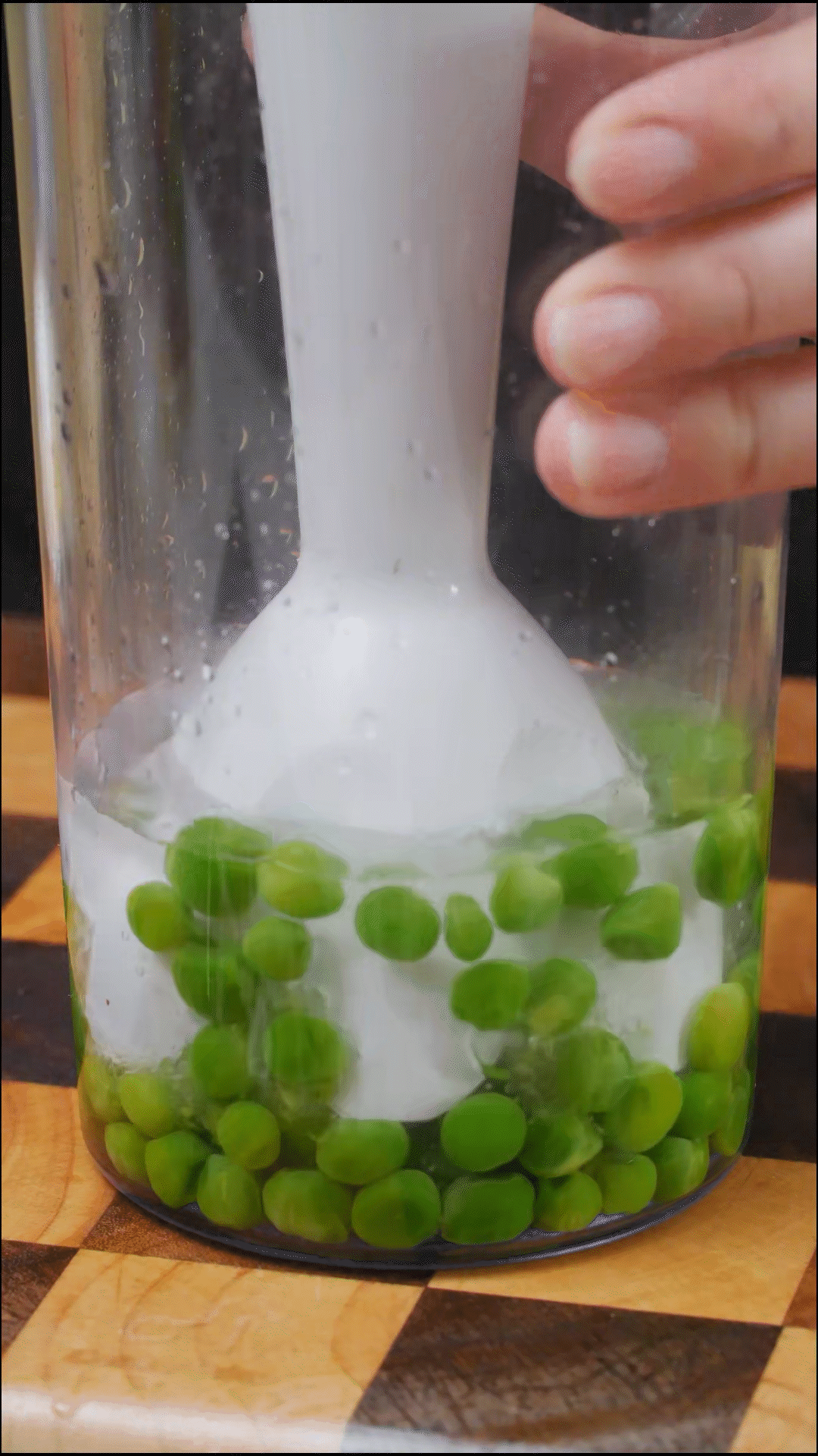 斷生的豌豆加水和大蒜，放入料理機(jī)打成糊狀
