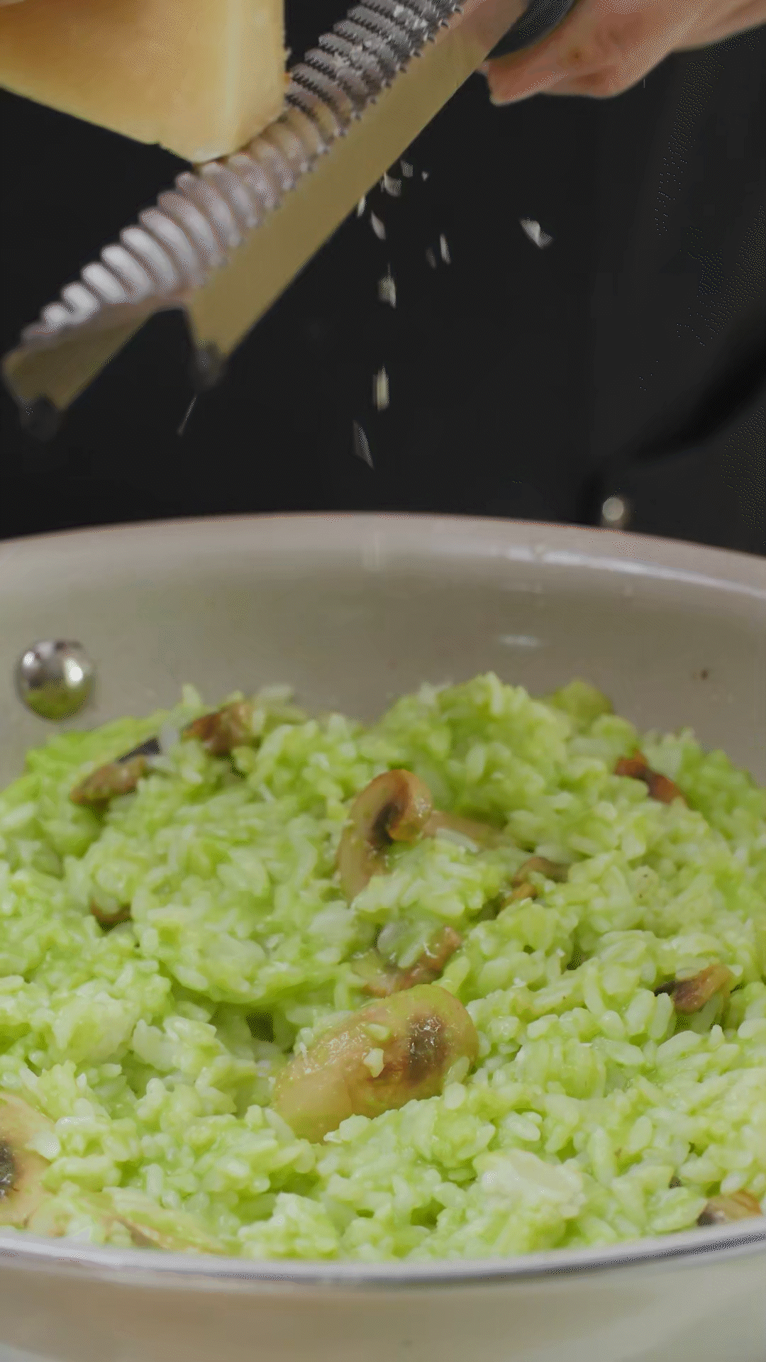 倒入豌豆泥、干酪、一塊黃油和黑胡椒海鹽調(diào)味
