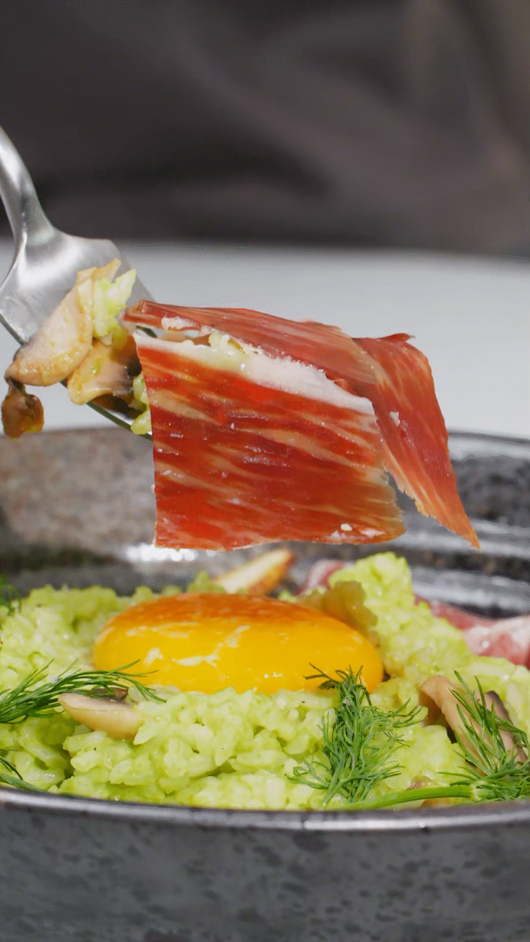 沿著碗邊依次放上：巴瑪火腿、玉米筍、蒔蘿