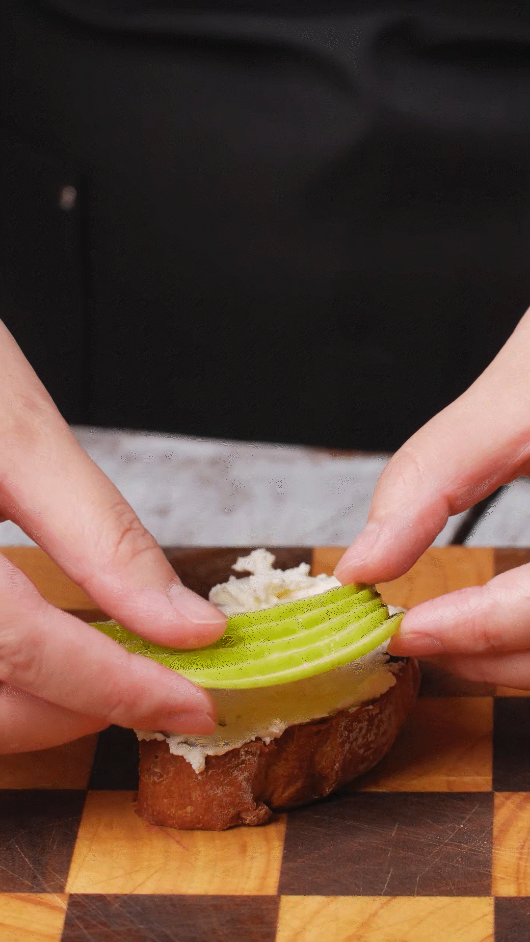 歐包抹上奶酪依次放上：蘋果、梨、藍(lán)莓
