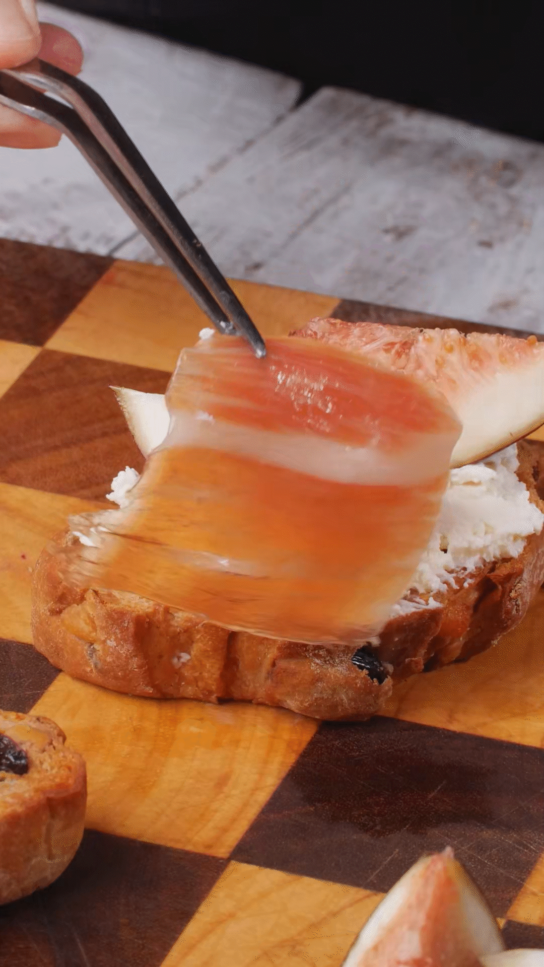 歐包抹上奶酪，放上無花果
