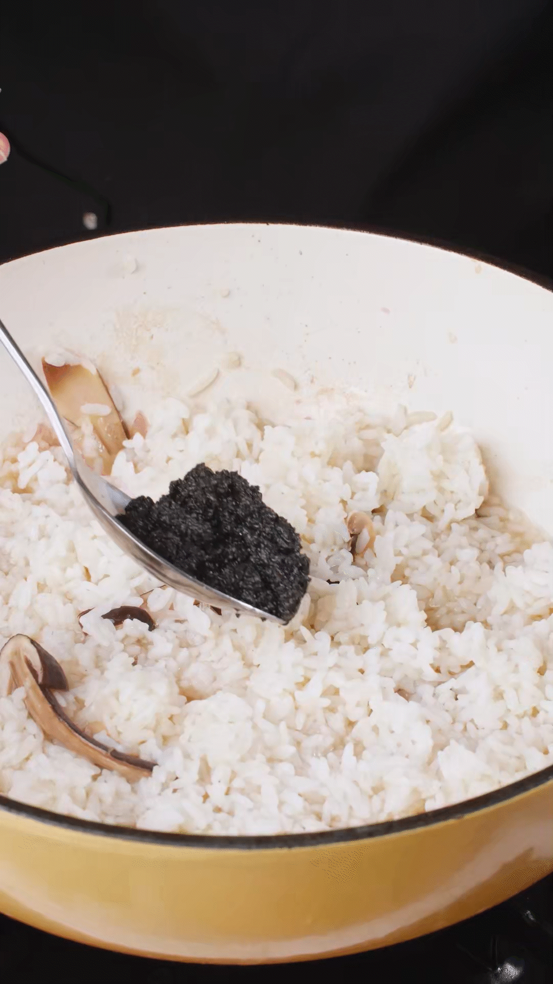 底油放入洋蔥爆香后加入黑皮雞樅菇、口蘑，用白葡萄酒增鮮
