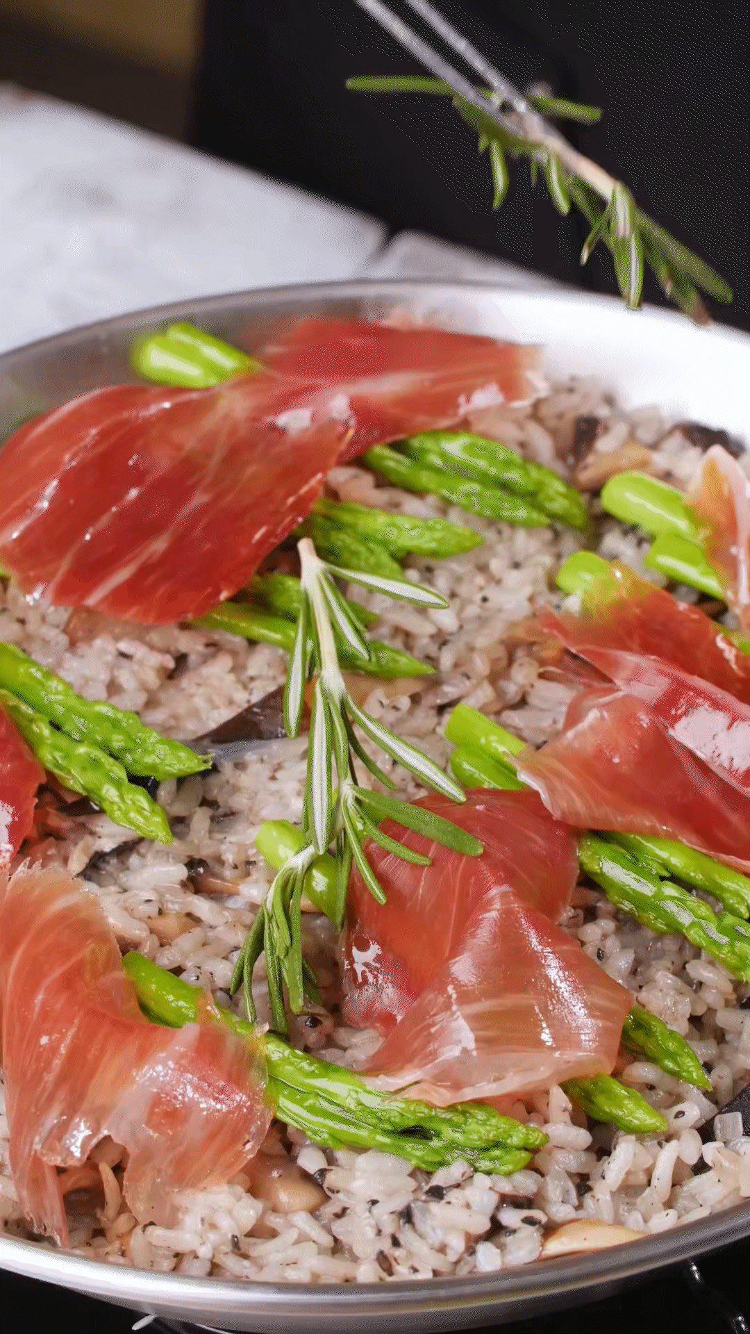 放上巴瑪火腿和蘆筍、點(diǎn)綴迷迭香、三色堇