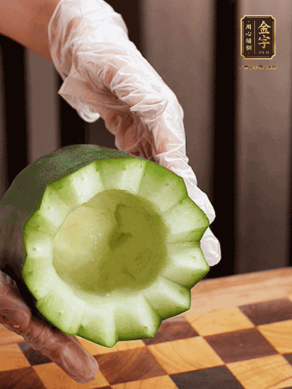 將小冬瓜洗凈，頂端切開(kāi)去瓜瓤，改刀切口呈鋸齒狀