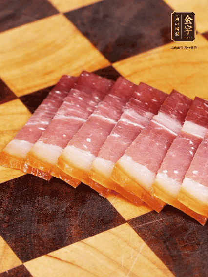 鮑魚(yú)處理干凈，金字火腿切片備用