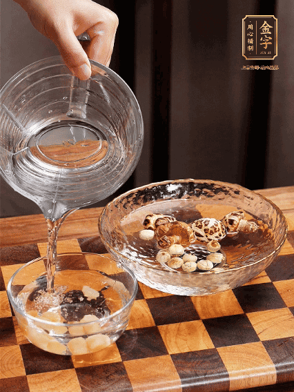 將雞肉、鮑魚(yú)、蝦仁焯水，冬菇、蓮子、干貝泡發(fā)