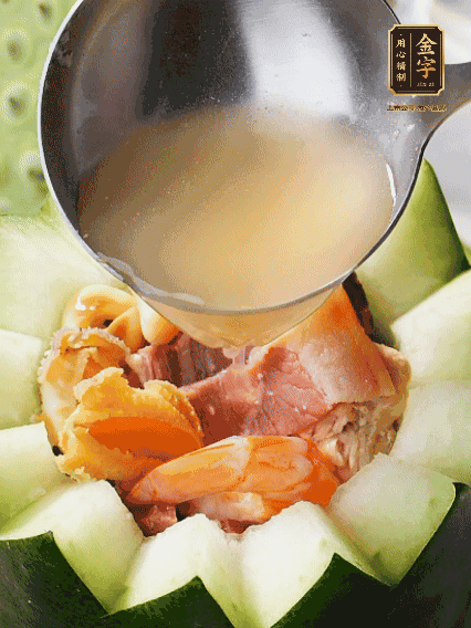 煮好后，盛入冬瓜盅。放入鍋中，可繼續(xù)燉煮，越燉越有味
