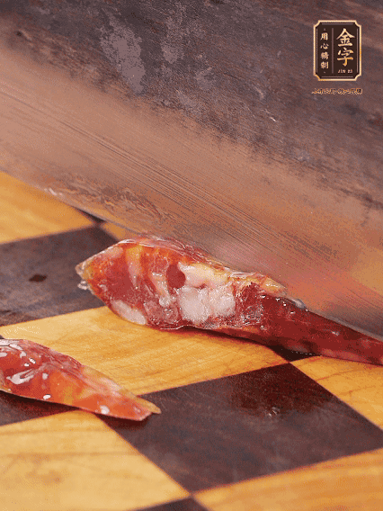 金字金華香腸切片，調制煲仔飯料汁：生抽2勺+蠔油1勺+1勺芝麻油+半勺糖