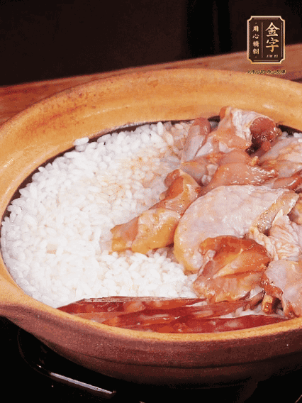 煮到椰子水微微收干轉小火，快速均勻鋪上雞肉、金字香腸