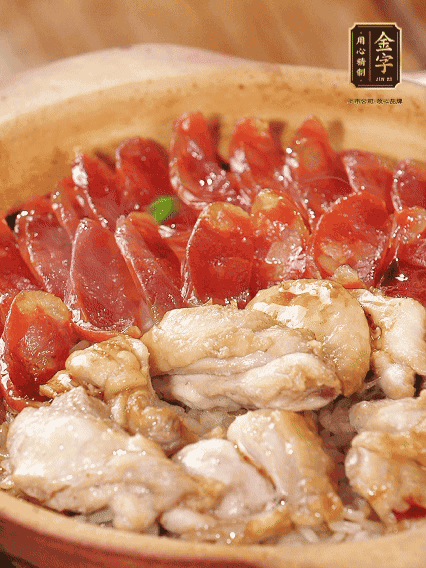 蓋蓋小火燜，沿鍋邊淋一圈油，轉動砂鍋燜4分鐘