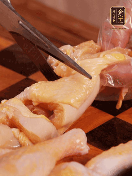 土雞處理干凈，切成大塊，加蔥姜、花雕酒、鹽腌制10分鐘