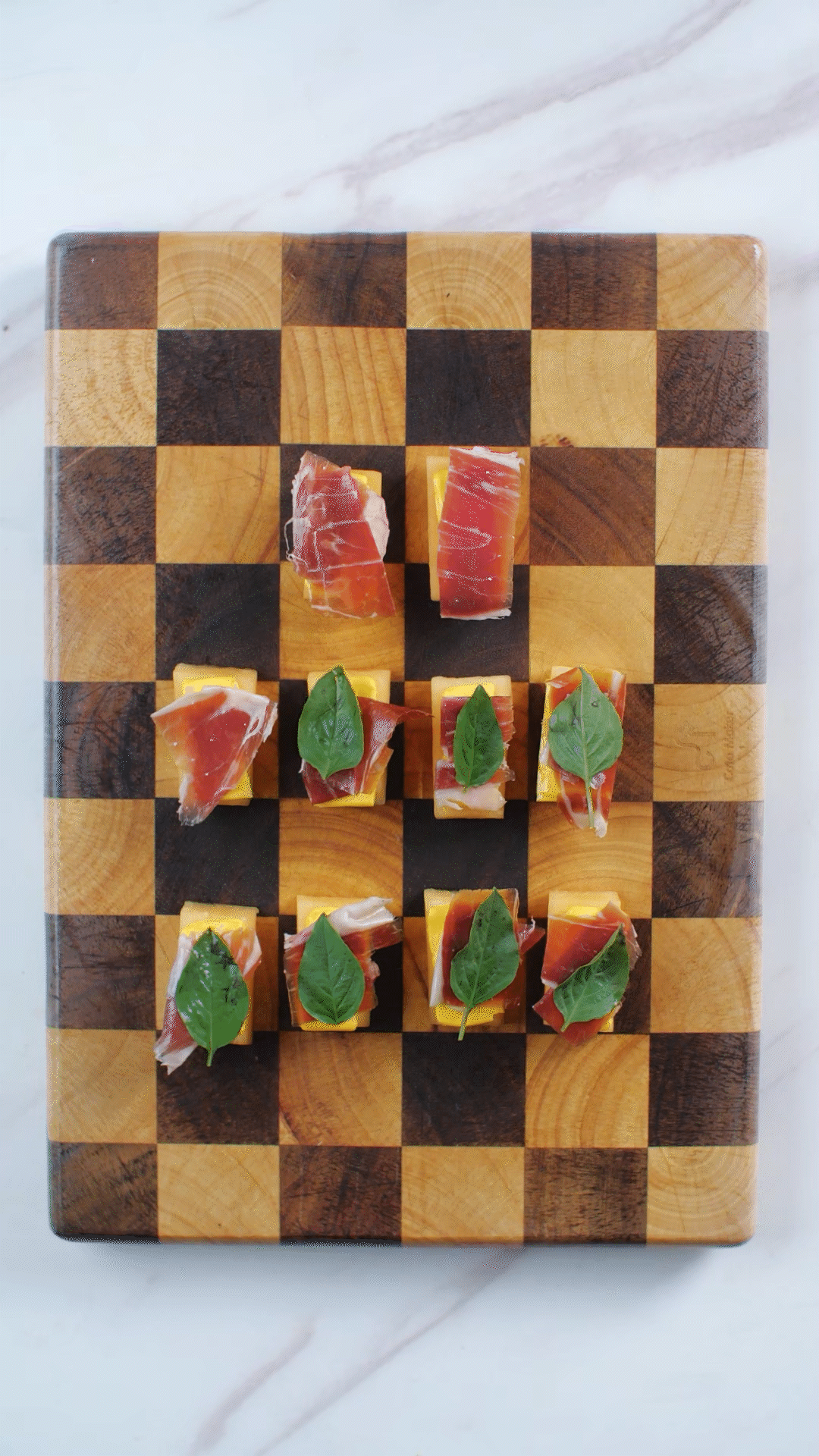 依次放上：奶酪、巴瑪火腿