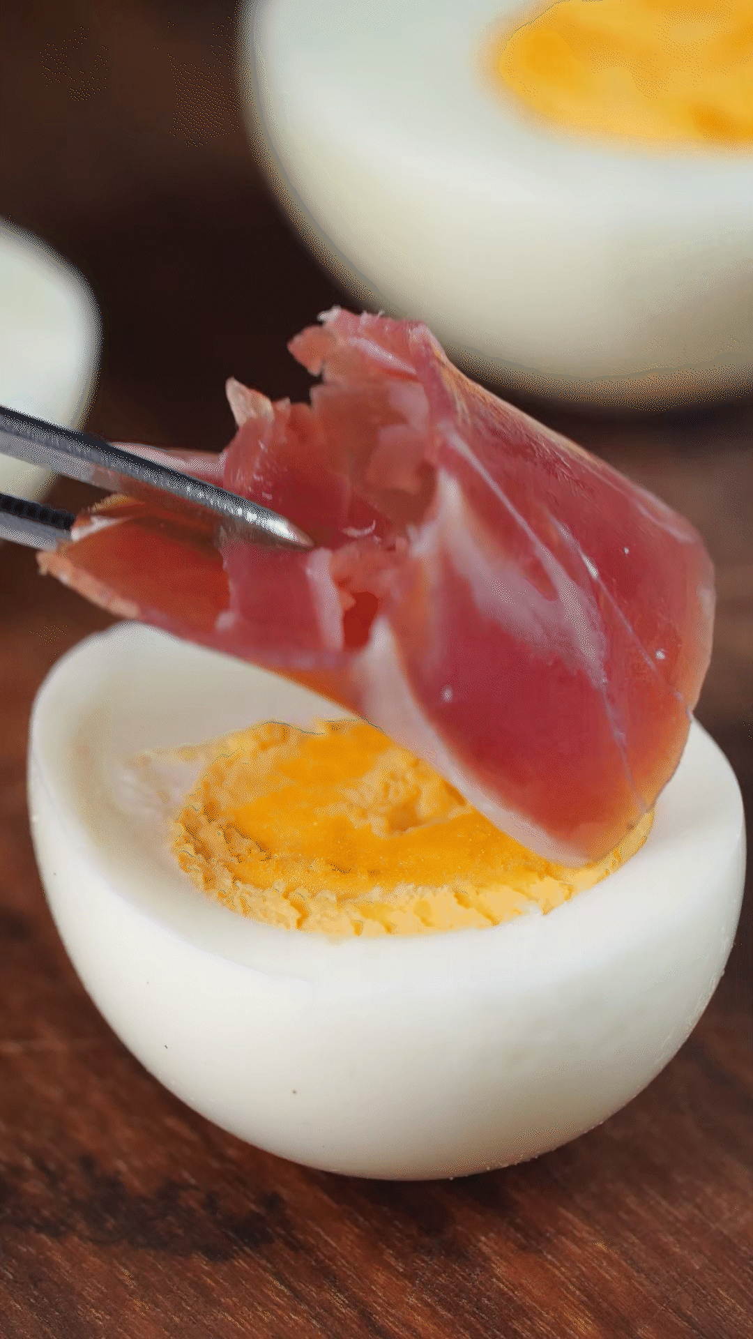 撈出過冷水，去殼后對(duì)半切開