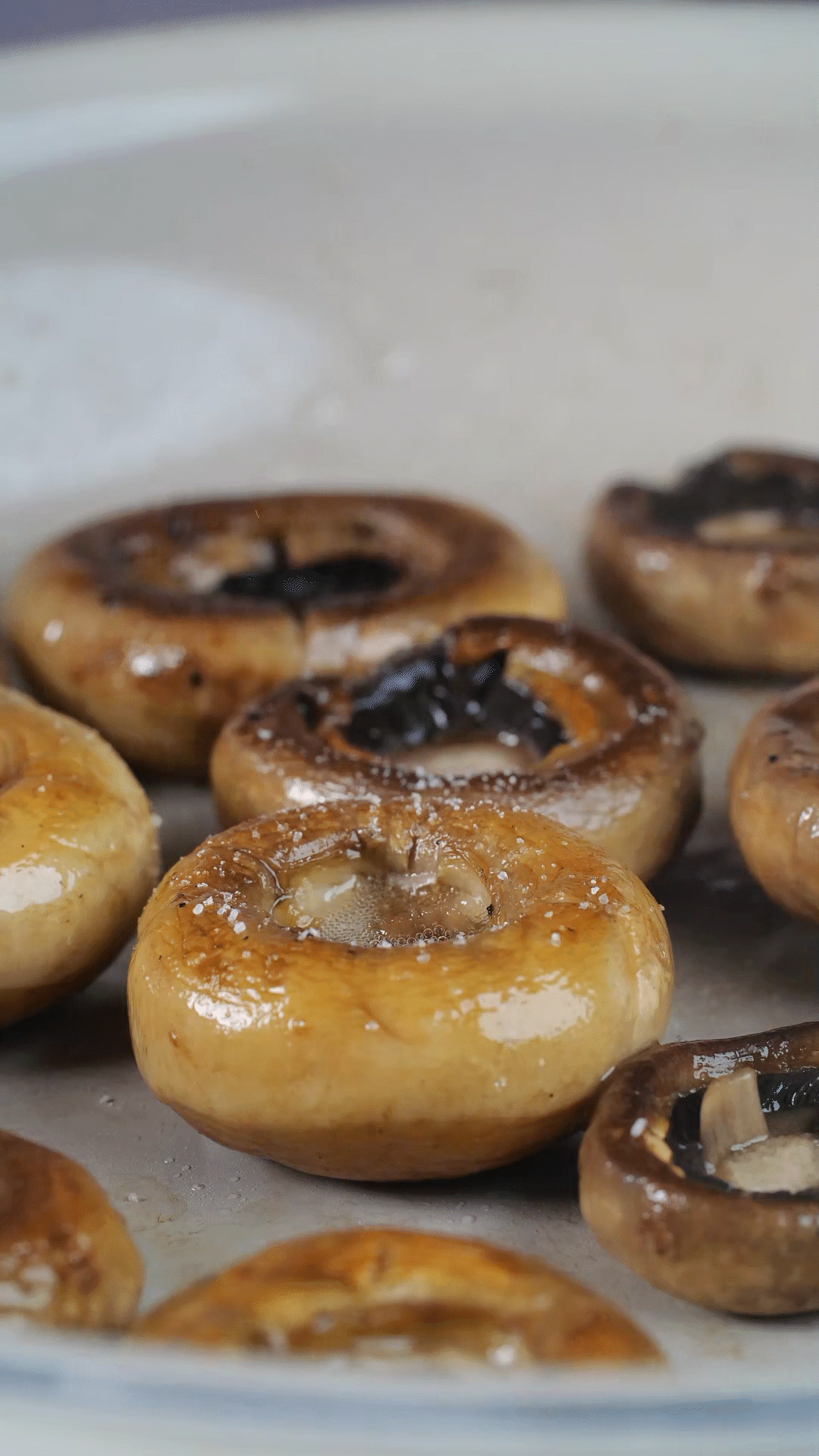 鍋內(nèi)放橄欖油，將口蘑煎至兩面微微焦黃，用黑胡椒海鹽調(diào)味