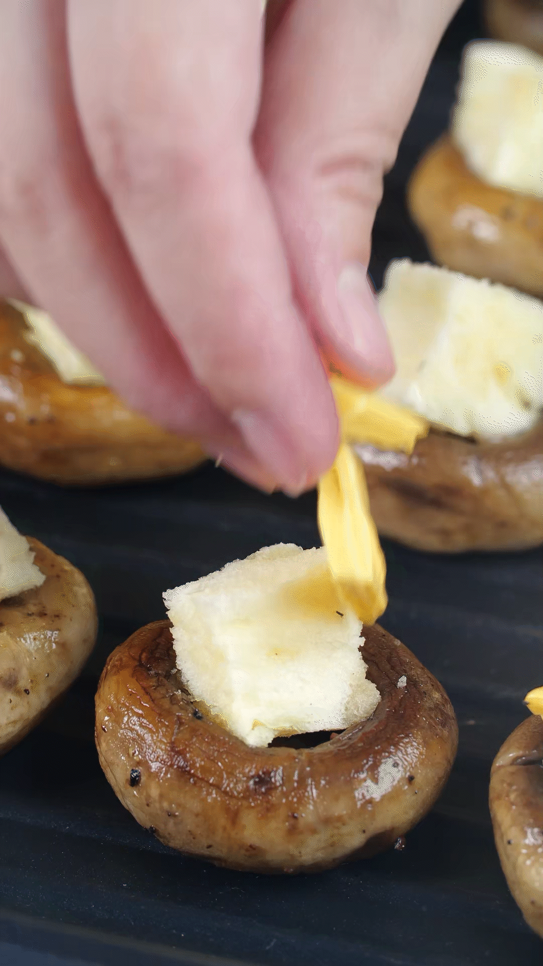 面包切小粒，放入口蘑凹處，蓋上芝士，烤箱180度烤10分鐘