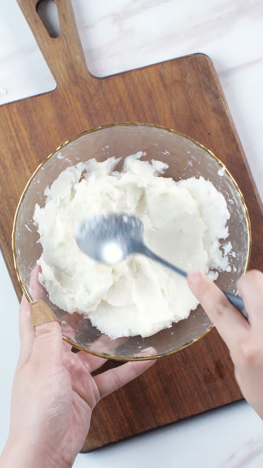 山藥去皮蒸熟，用涂抹奶酪、海鹽、橄欖油調(diào)味