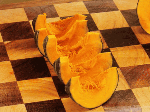 貝貝南瓜去瓤切小塊；干香菇熱水泡發(fā)，切條