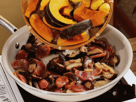 清洗好的大米放入電飯鍋，加裹滿醬汁的食材，再加剛好沒過食材的水，攪拌一下