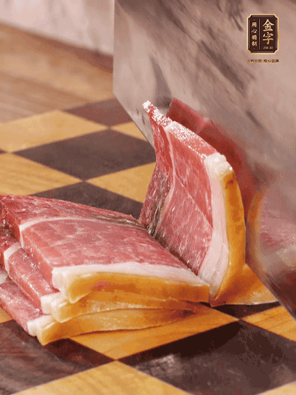 金字火腿切片，溫水浸泡5分鐘；肉皮泡發(fā)，切成小塊。