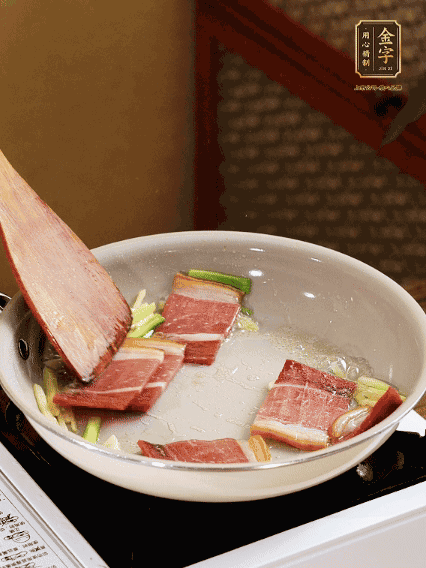 熱油下鍋，火腿、蔥姜蒜煸出香味備用