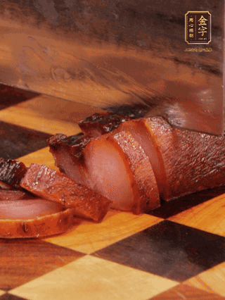 金字醬肉，煮熟切條；蓮藕去皮，切成條狀，焯水2分鐘