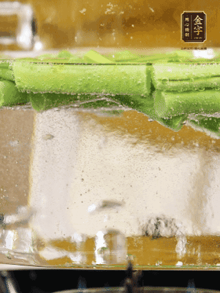 豆角切成段，加油焯水1分鐘