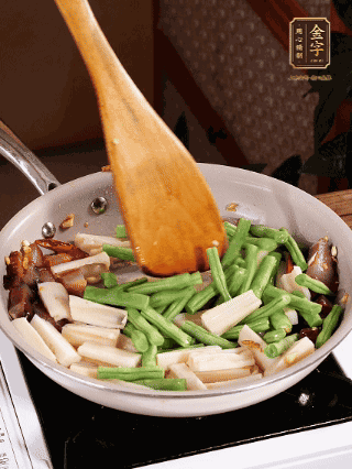 加少許生抽、蠔油、料酒、雞精調(diào)味，少許清水燜2分鐘，炒至豆角皺皮即可