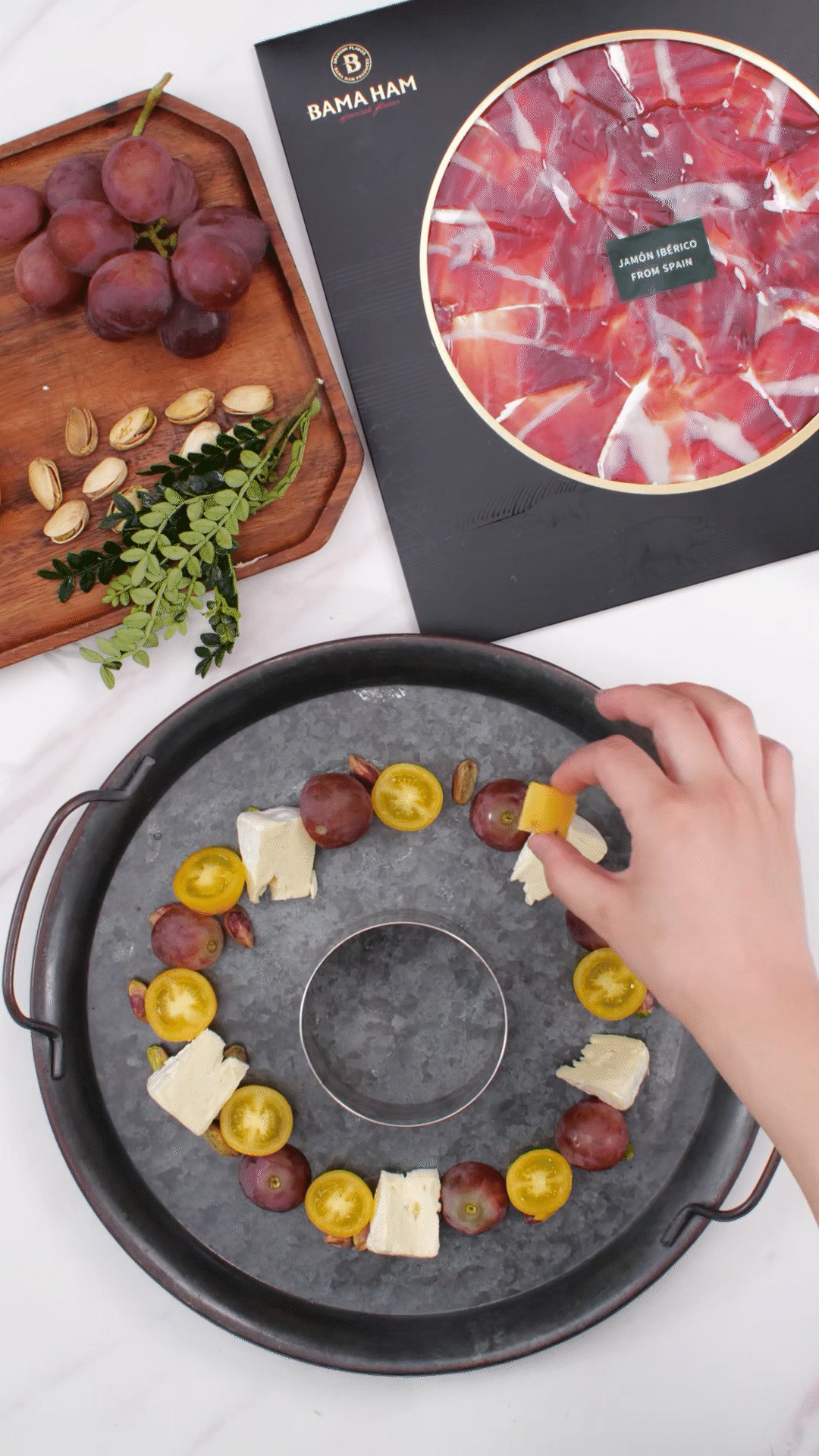 準(zhǔn)備一個(gè)大盤(pán)子，中間放上模具（或是一個(gè)空碗）預(yù)留空位，沿著磨具把食材擺盤(pán)成花環(huán)裝