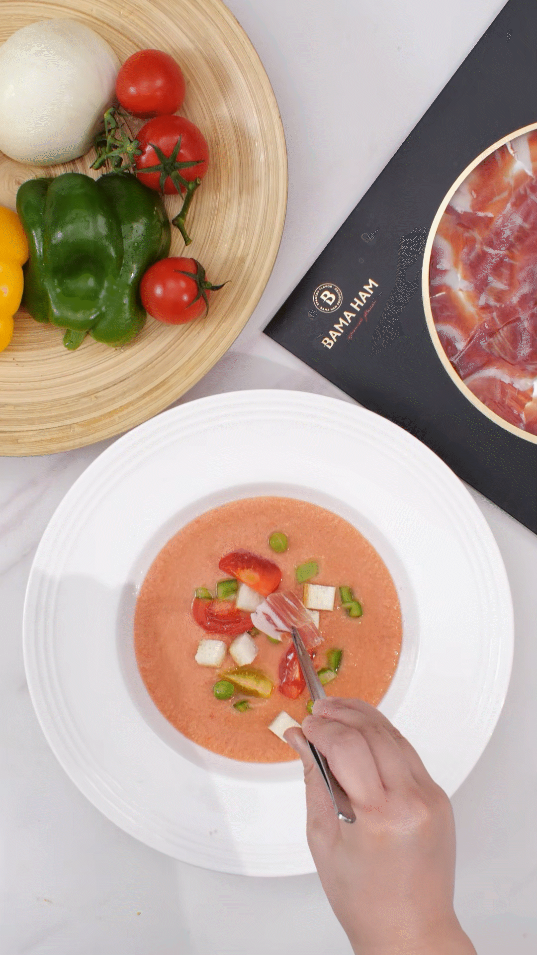 擺盤時，加入青豆，面包丁，黃瓜丁，烤面包丁，番茄丁