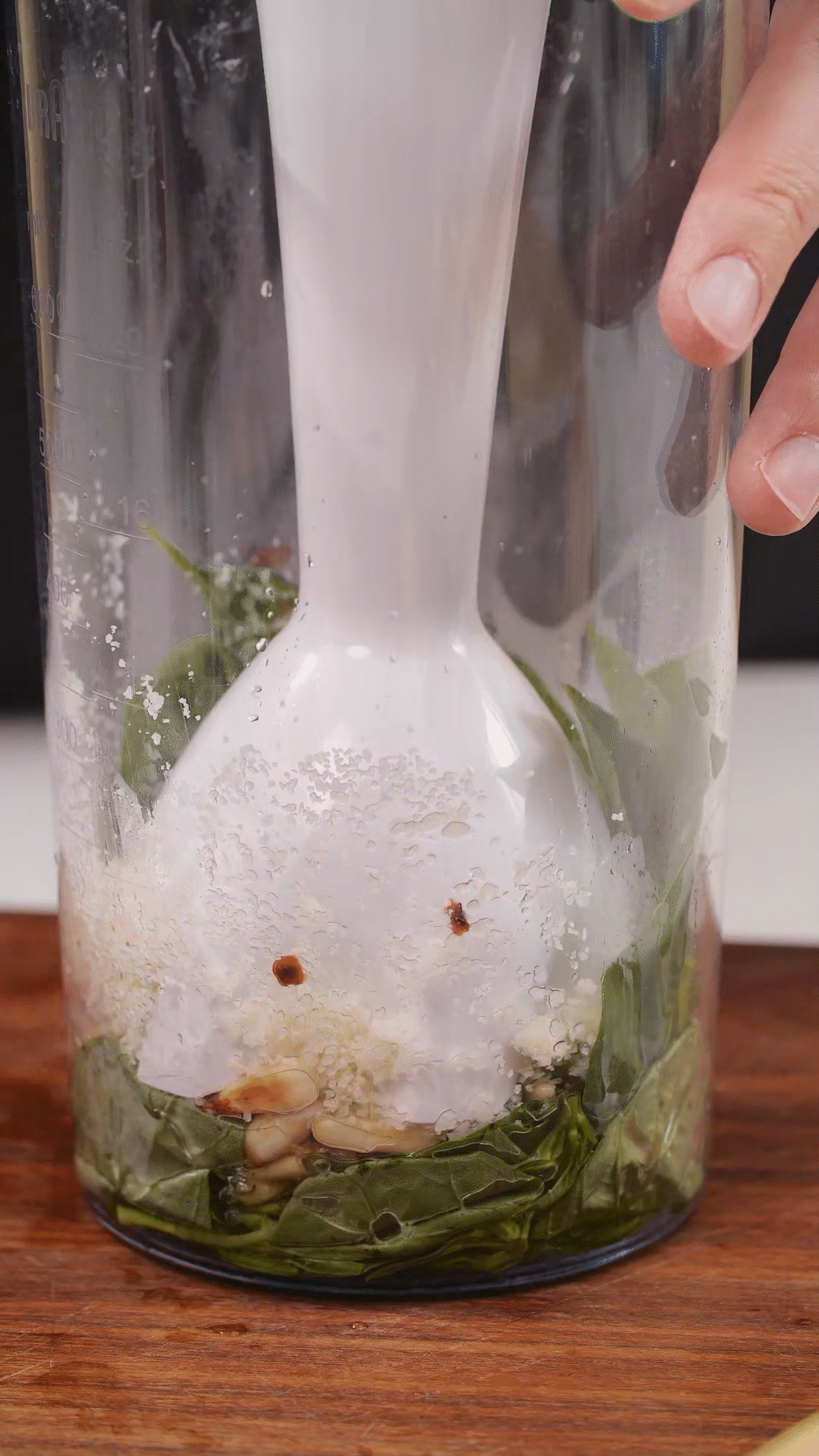 加入松子、現(xiàn)磨芝士碎、大蒜、鹽和檸檬汁、橄欖油，用手持料理機(jī)攪打細(xì)膩均勻
