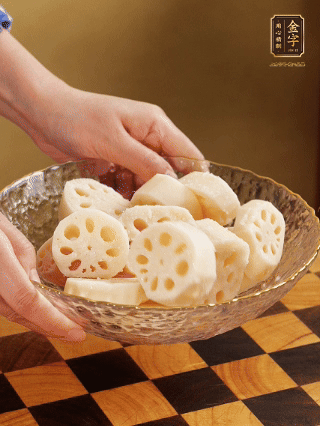 蓮藕洗凈削皮，切大塊，用鹽、糖腌制30分鐘。