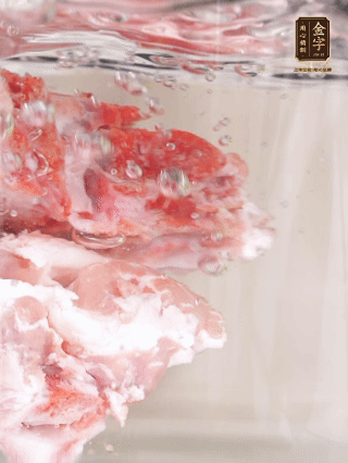 豬骨冷水下鍋，加蔥姜、料酒焯水4分鐘。