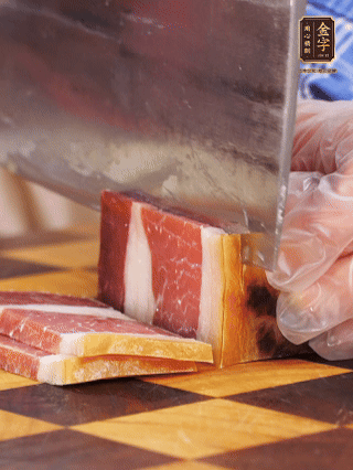 金字火腿切片，溫水浸泡5分鐘