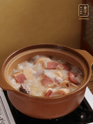 豬油潤(rùn)鍋，豬骨、姜片煸出油脂香，再依次下開水、蓮藕、火腿，大火燒開