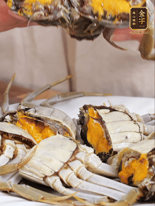 大閘蟹處理干凈，一切兩半。