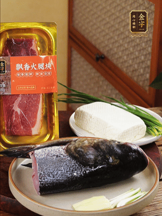 花鰱魚頭處理干凈（刮黑膜、除貼骨血、拔魚牙、剪魚鰭、刮凈魚肉表面雜質(zhì)），從中間劈開(kāi)成兩半，擦干水分