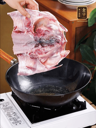 鍋里油燒熱（一半豬油、一半玉米油），放入魚頭，把魚頭煎至少兩面金黃