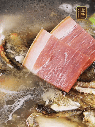 大火燒開(kāi)，大火煮10~15分鐘。放入切好的豆腐，再煮5分鐘大火燒開(kāi)，大火煮10~15分鐘。放入切好的豆腐，再煮5分鐘