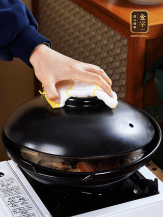 大火燒開(kāi)，大火煮10~15分鐘。放入切好的豆腐，再煮5分鐘