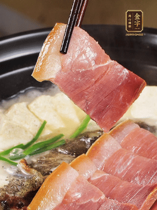 加入一丟丟鹽，撒點(diǎn)胡椒粉，蔥段點(diǎn)綴