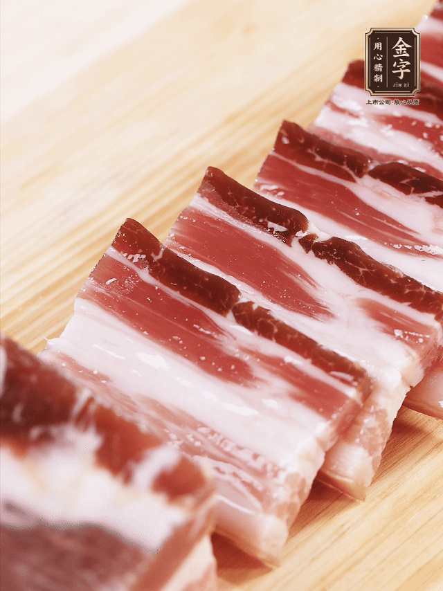 金字淡咸肉切厚片；金字淡咸肉、仔排加蔥姜、料酒焯水3分鐘，溫水洗凈。