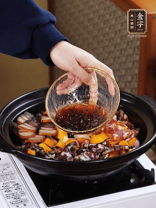 姜、蒜、蔥頭粒煎香，倒入南瓜，煎至兩面焦香