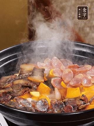 關(guān)火鋪上土香腸、梅干菜香腸、醬肉，加生抽、清水、黑胡椒粉調(diào)成的料汁，中火焗5分鐘