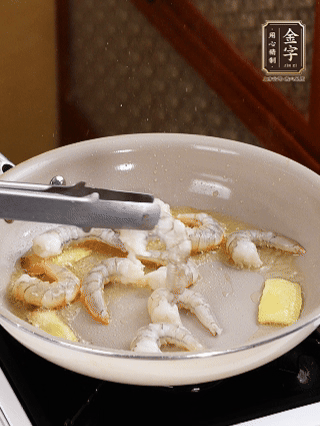 秘制煲仔飯醬油：2勺蒸魚(yú)豉油、半小勺糖、1大勺清水?dāng)嚢杈鶆蛑?分鐘