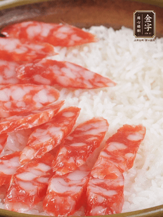 砂鍋加入半勺豬油、半勺花生油抹勻，倒入絲苗米，加水沒(méi)過(guò)大米一指高，蓋蓋大火煮至水分微干